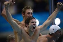 El franc&eacute;s Clement Lefert celebra la victoria de su equipo en la final del relevo 4x100 libres.