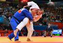 El tunecino Faicel Jaballah, de blanco, en su combate contra el kazajo Yerzhan Shynkeyev en la categor&iacute;a de m&aacute;s de 100 kilos de judo.