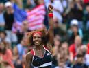 La estadunidense Serena Williams celebra la victoria sobre la bielorrusa Azarenka durante el partido de semifinales individual femenino de los Juegos Ol&iacute;mpicos de Londres 2012.