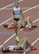 La canadiense Brianne Theisen camina entre varias compa&ntilde;eras exhaustas tras finalizar el heptatl&oacute;n femenino.