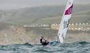 La uruguaya Andrea Foglia Costa disputa la regata clasificatoria en clase Laser, en Weymouth.