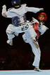 La taekwondista espa&ntilde;ola (azul) lanza una patada a la tailandesa Chanatip Sonkham en semfinales