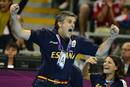 Jorge Due&ntilde;as, seleccionador de balonmano femenino, celebra la victoria de Espa&ntilde;a con la que han conseguido la medalla de bronce en los Juegos Ol&iacute;mpicos de Londres.