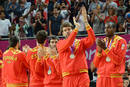 Los jugadores de la selecci&oacute;n de baloncesto en el podio tras recibir la medalla de plata.