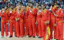 El equipo espa&ntilde;ol de baloncesto celebra el segundo puesto en los Juegos de Londres 2012.