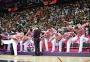 La selecci&oacute;n rusa de baloncesto posa en el podio tras haber ganado la medalla de bronce.