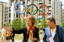 La reina Sof&iacute;a camina con Federico Trillo, embajador de Espa&ntilde;a en el Reino Unidos, durante su visita a la villa olimpica.