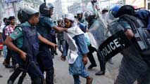 Ir al Video&nbsp;15 muertos y cientos de heridos en las protestas religiosas de Bangladesh