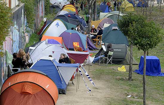 1.700 personas acampan en Fuenlabrada para conseguir un piso a precio de coste
