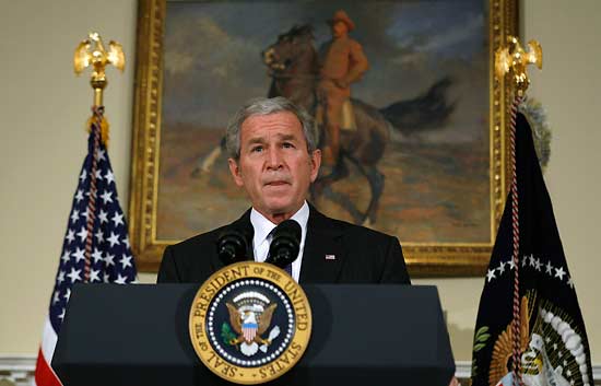 Bush inyecta 17.400 millones al sector del motor
