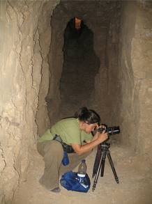 Katarin Parizek fotografía las paredes de la tumba de Tia en el Valle de los Reyes en Luxor, Egipto. Katarin Parizek fotografía las paredes de la tumba de Tia en el Valle de los Reyes en Luxor, Egipto.