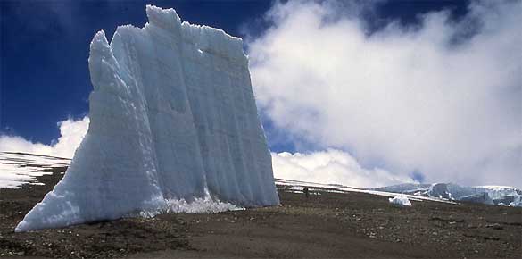 Una de las cada vez m&aacute;s comunes torres de hielo aisladas en el Monte Kilimanjaro.