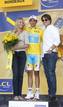 Los actores estadounidenses Tom Cruise (d) y Cameron Diaz (i) posan en el podio junto al ciclista espa&ntilde;ol Alberto Contador