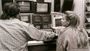 Eduardo S. Pasqu&iacute;n y Cristina Rivero, en la sala de edici&oacute;n de v&iacute;deo en 1998.