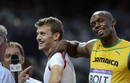 El atleta jamaicano Usain Bolt bromea con el franc&eacute;s Christophe Lemaitre tras las semifinales de los 200m masculinos.