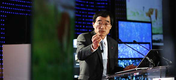 Woo Paik, el presidente de LG, presentando un televisor ultra-plano con tecnología LED que tiene un ancho de sólo 6,9 milímetros, durante el CES 2010. Woo Paik, el presidente de LG, presentando un televisor ultra-plano con tecnología LED que tiene un ancho de sólo 6,9 milímetros, durante el CES 2010.