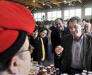 El candidato de CiU a la Generalitat de Catalu&ntilde;a, Artur Mas, degusta platos regionales tras el mitin que ofreci&oacute; el domingo en Banyoles.
