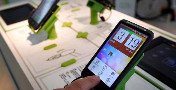 Un usuario comprueba cómo funciona el HTC Desire, uno de los terminales con sistema operativo Android Un usuario comprueba cómo funciona el HTC Desire, uno de los terminales con sistema operativo Android