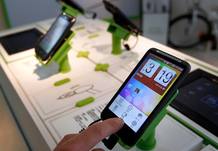 Un usuario comprueba cómo funciona el HTC Desire, uno de los terminales con sistema operativo Android Un usuario comprueba cómo funciona el HTC Desire, uno de los terminales con sistema operativo Android