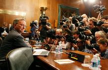 Los medios gráficos fotografían a Eric Schmidt instantes previos a que comenzara la audiencia Los medios gráficos fotografían a Eric Schmidt instantes previos a que comenzara la audiencia