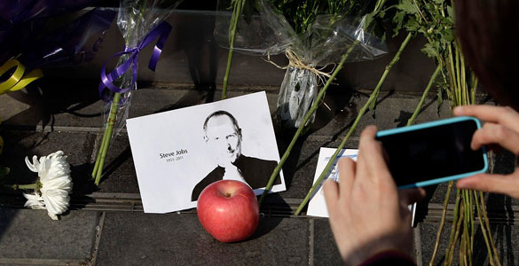 Las tiendas de Apple se han convertido en altares para homenajear a Steve Jobs