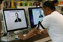 Un trabajador de la Apple Store de Manila, Filipinas, luce un brazalete negro en se&ntilde;al de duelo por la muerte de Steve Jobs