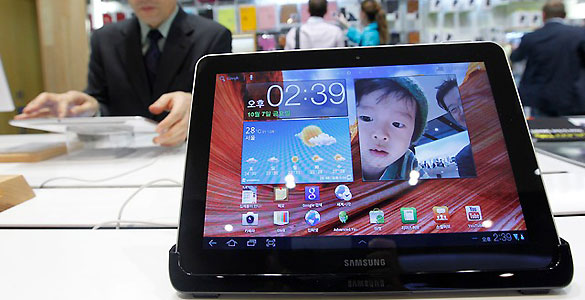 Android recorta distancias con Apple en la venta de 'tablets' gracias a dispositivos como el Galaxy Tab, de Samsung, que ha supuesto el 9% del total de ventas en este trimestre Android recorta distancias con Apple en la venta de 'tablets' gracias a dispositivos como el Galaxy Tab, de Samsung, que ha supuesto el 9% del total de ventas en este trimestre