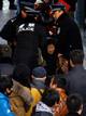 La polic&iacute;a china arrastra a una mujer que se negaba a abandonar la cola para adquirir el iPhone 4S en una de las tiendas Apple