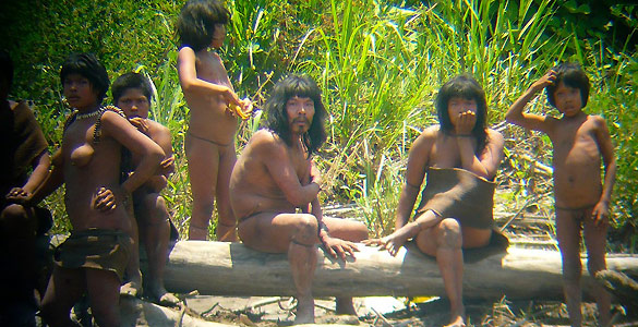 Las fotografías de Diego Cortijo retratan un núcleo familiar de la tribu de los mashco-piro. Las fotografías de Diego Cortijo retratan un núcleo familiar de la tribu de los mashco-piro.