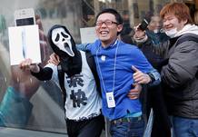 Un aficionado japon&eacute;s, ataviado con la careta de 'Scream', celebra que ha sido uno de los primeros en comprar el nuevo iPad