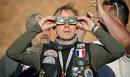 Los aficionados a los eclipses han empleado gafas especiales para poder mirar directamente al Sol sin da&ntilde;arse los ojos