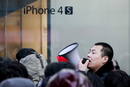 Uno de los vendedores de Apple anuncia con un meg&aacute;fono que no abren la tienda porque no tienen existencias