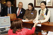 Momento de la entrega de la Carta Abierta por la Ciencia firmada por casi 43.000 personas