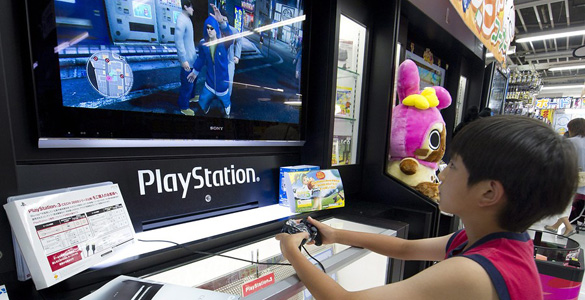 Un ni&ntilde;o juega con una PS 3 en una tienda de Jap&oacute;n