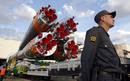 Un polic&iacute;a vigila la nave rusa tripulada Soyuz durante su transporte hasta el cosm&oacute;dromo de Baikonur