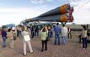 Decenas de personas rondean y fotograf&iacute;an la la nave tripulada rusa Soyuz TMA-04M durante su transporte hasta la plataforma de lanzamiento