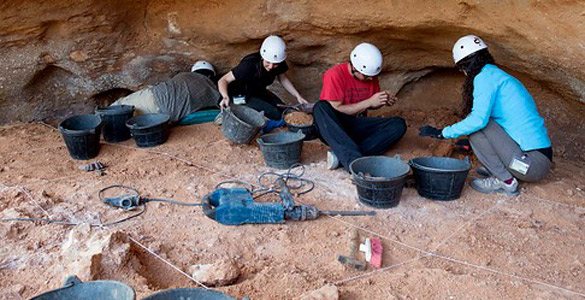 Un equipo de arque&oacute;logos trabaja en uno de los yacimientos de Atapuerca