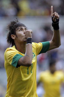 Neymar celebra el segundo tanto de su equipo, de penalti