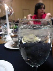 Beber un vaso de agua fría rápidamente es una de las soluciones más comunes contra el hipo Beber un vaso de agua fría rápidamente es una de las soluciones más comunes contra el hipo