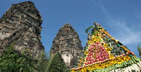 La pirámide de frutas y verduras -cuatro toneladas- tenía un tamaño similar a las torres del templo budista de Prang Sam Yot donde se celebró el Festival La pirámide de frutas y verduras -cuatro toneladas- tenía un tamaño similar a las torres del templo budista de Prang Sam Yot donde se celebró el Festival