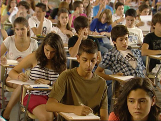 Ver v&iacute;deo  '2.300 alumnos se han presentado hoy al examen para conseguir el premio extraordinario'