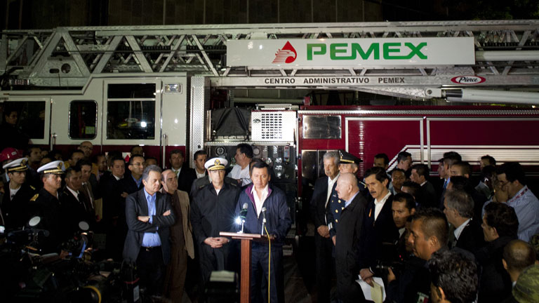 Mueren 25 personas tras una explosión en la sede central de Pemex en México
