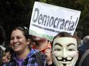 Pancartas reclamando Democracia Real, una petici&oacute;n que se repirte por parte de los manifestantes desde los or&iacute;genes del 15-M.
