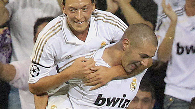 Benzema hace el tercero a pase de Kak&aacute; (3-0)
