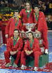 El equipo espa&ntilde;ol celebra su triunfo con el trofeo de la Copa Davis tras la victoria de Fernando Verdasco ante el argentino Jos&eacute; Acasuso.