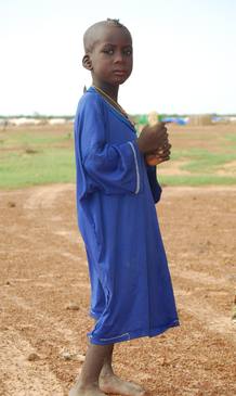 Asiendo un trozo de pan posa este peque&ntilde;o, que tambi&eacute;n vive en el campo de refugiados de Ferrerio.