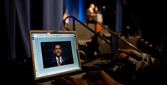 Una foto del presidente Barack Obama en un ordenador mientras el da un discurso en Nueva York
