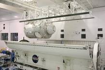 Tranquility con la C&uacute;pula en primer plano a punto de ser cargados en el contenedor en el que fueron transportados para su instalaci&oacute;n en la bodega del Endeavour