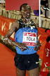 El atleta et&iacute;ope Tadesse Tola cruza la meta y gana la 44 edici&oacute;n de la cl&aacute;sica carrera San Silvestre Vallecana.