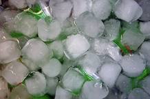 Para enfriar las bebidas rápido basta con sumergir las latas o botellas en un recipiente con cubitos de hielo con sal. Para enfriar las bebidas rápido basta con sumergir las latas o botellas en un recipiente con cubitos de hielo con sal.